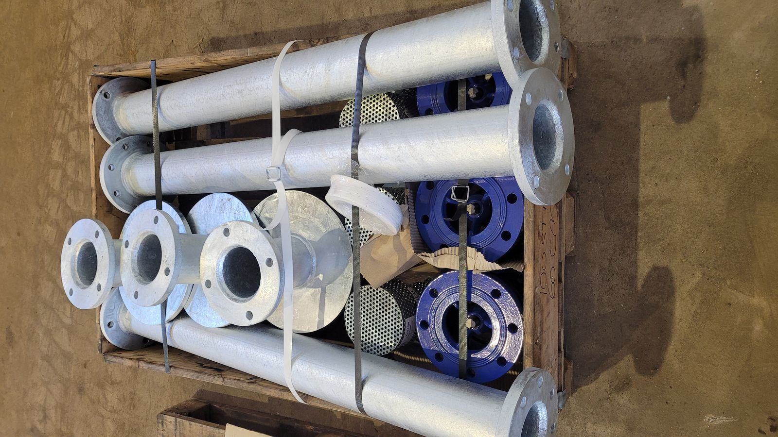 Prefabricated pipe spools with flanges on a pallet